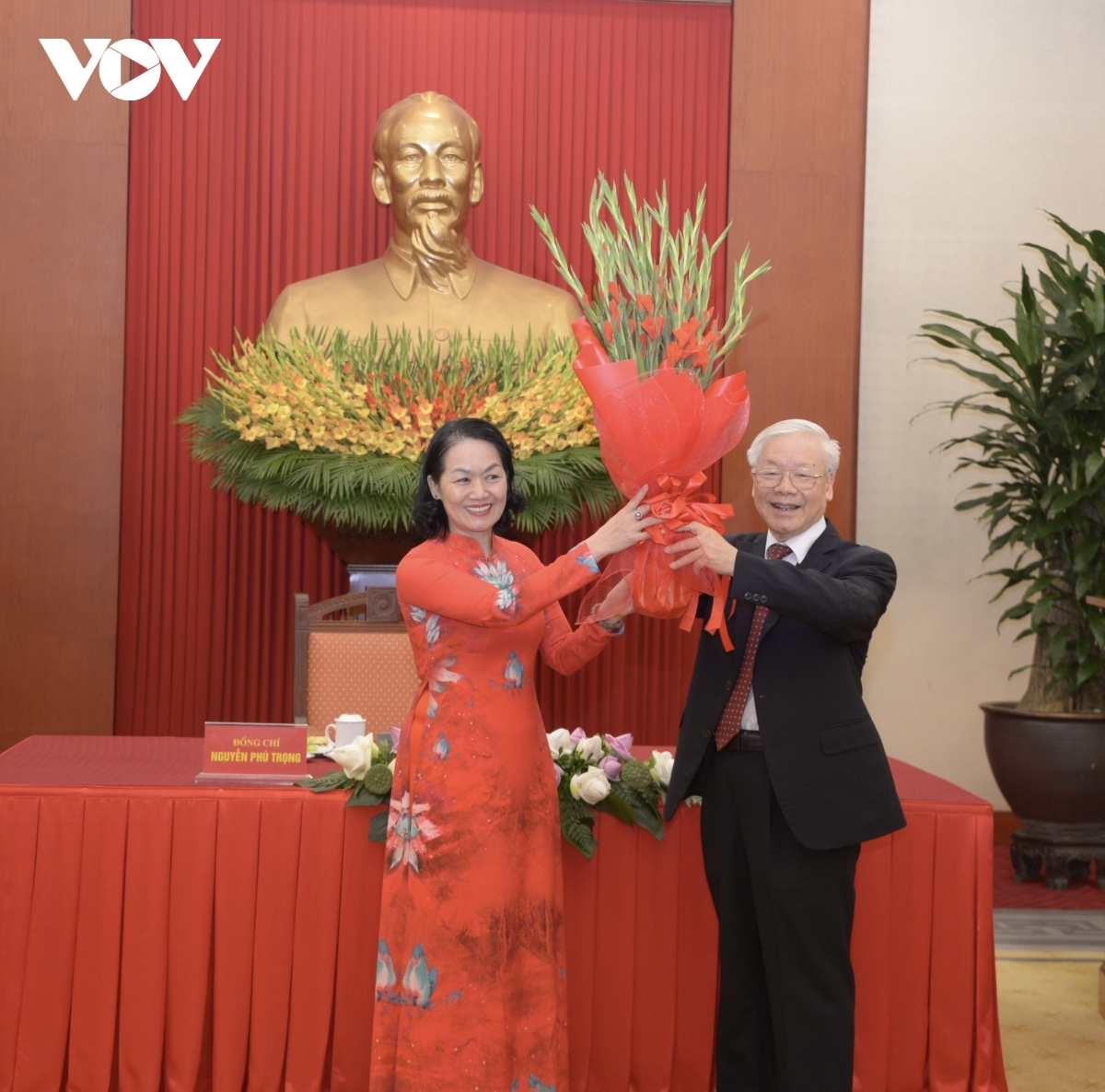 Chủ tịch Hội chữ thập đỏ Việt Nam khoá X tặng hoa Tổng bí thư Nguyễn Phú Trọng, Chủ tịch danh dự của Hội chữ thập đỏ Việt Nam khoá X
