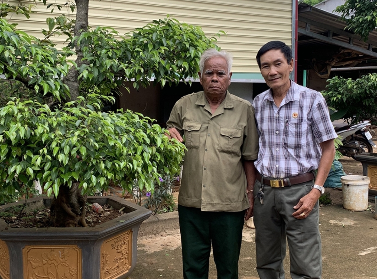 Già làng Điểu Lên (bên trái) và tác giả tại thôn Bom Bo. Ảnh do tác giả cung cấp