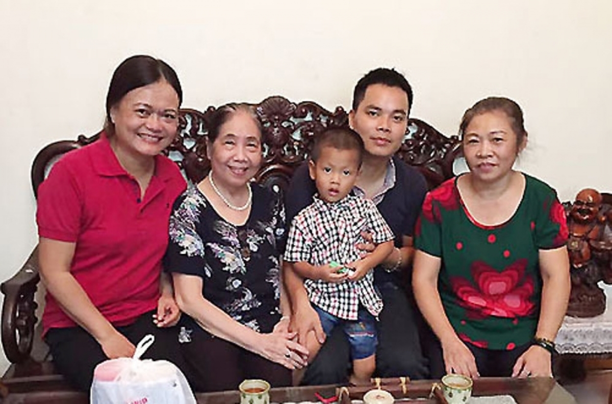 Bố con bé Lương Minh Quân đến thăm bà Chi - ân nhân của gia đình