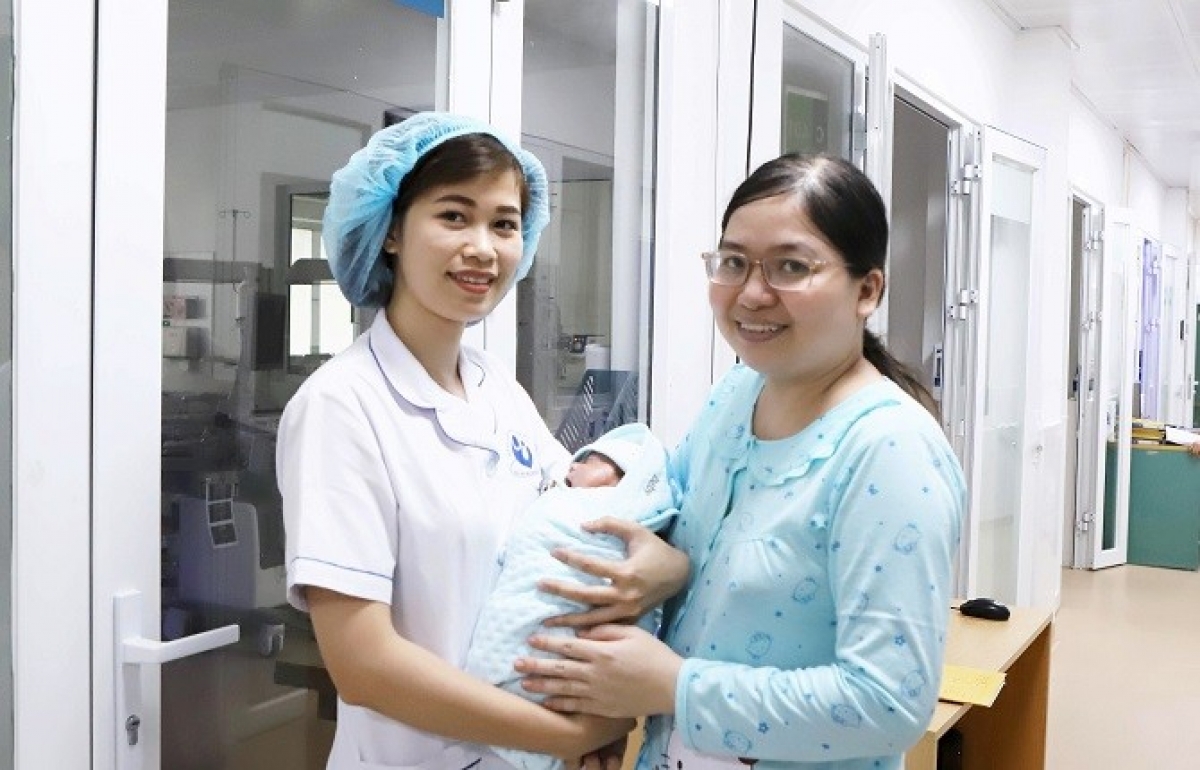Một trường hợp trẻ sinh ra ở tuần thai thứ 27 được chăm sóc, điều trị thành công tại Bệnh viện Phụ sản Hà Nội
