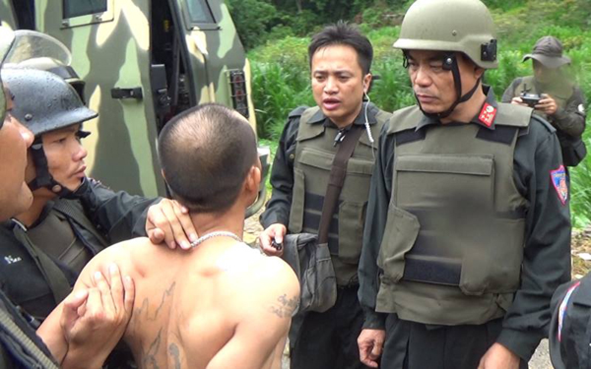 Chiến sĩ công an tấn công sào huyệt trùm ma túy ở Lóng Luông