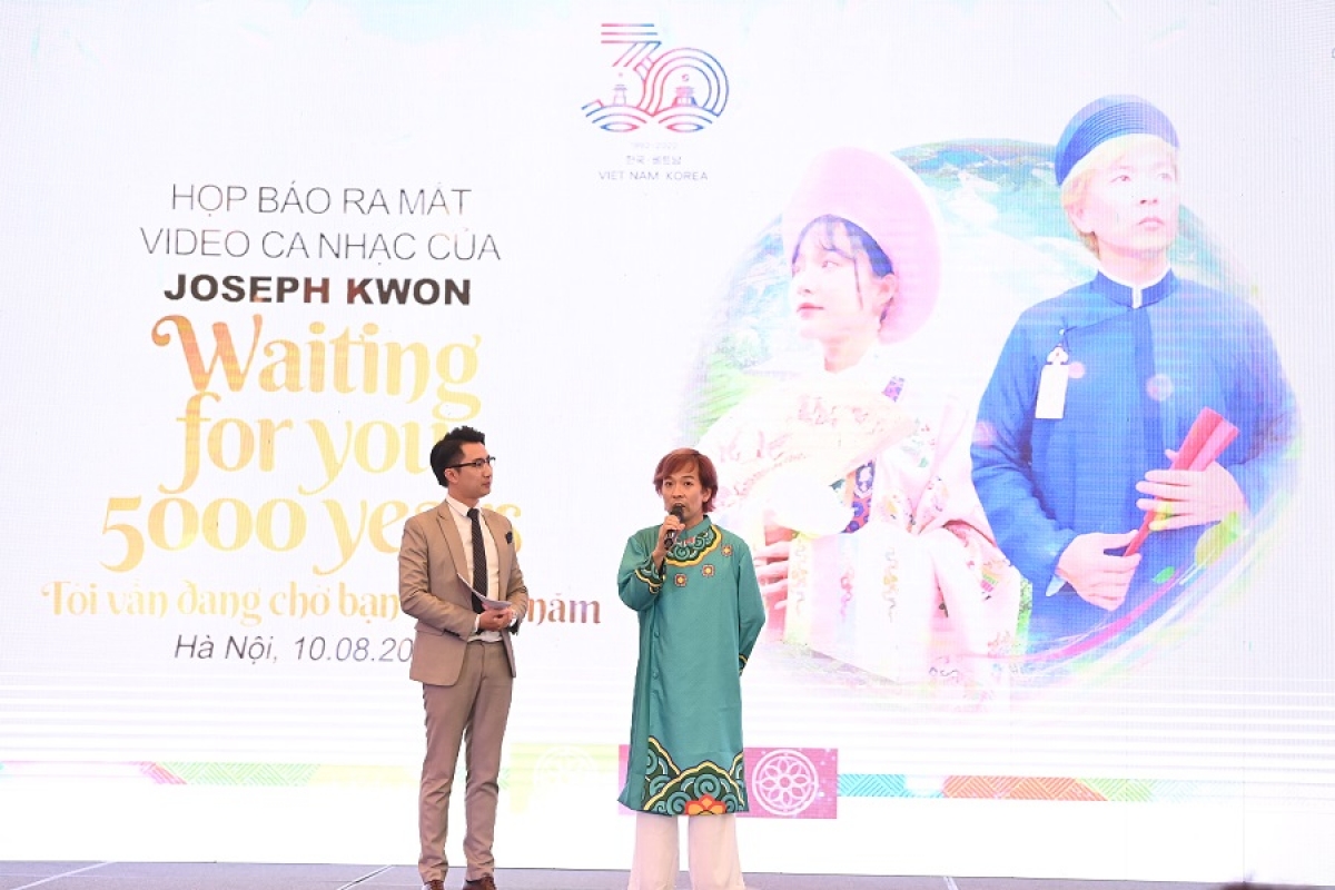 Nhạc sĩ, Ca sĩ, Joseph Kwon trong trang phục áo dài Việt Nam. Ảnh BTC
 