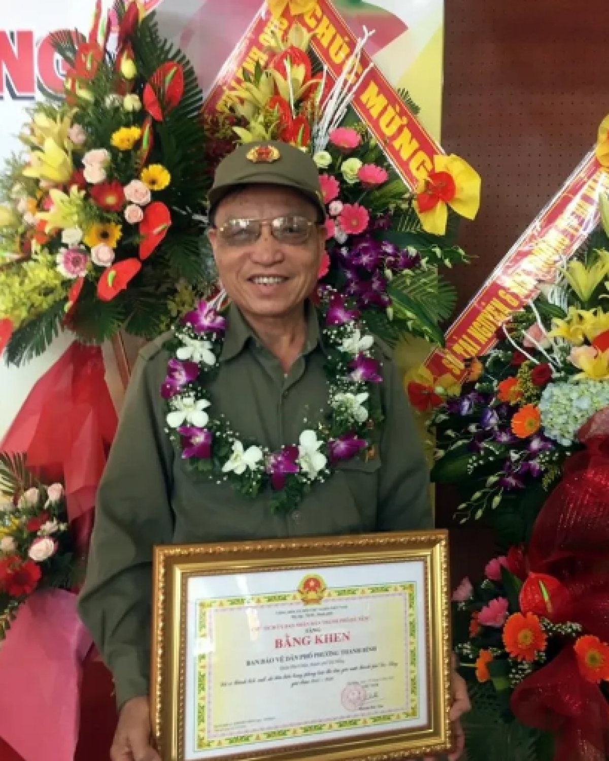 Cựu chiến binh Nguyễn Mạnh Hùng nhận bằng khen