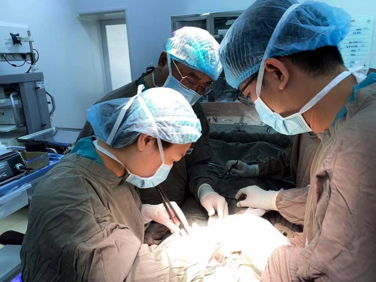 Bệnh nhân được các bác sĩ Bệnh viện Trung ương Quân đội 108 phẫu thuật