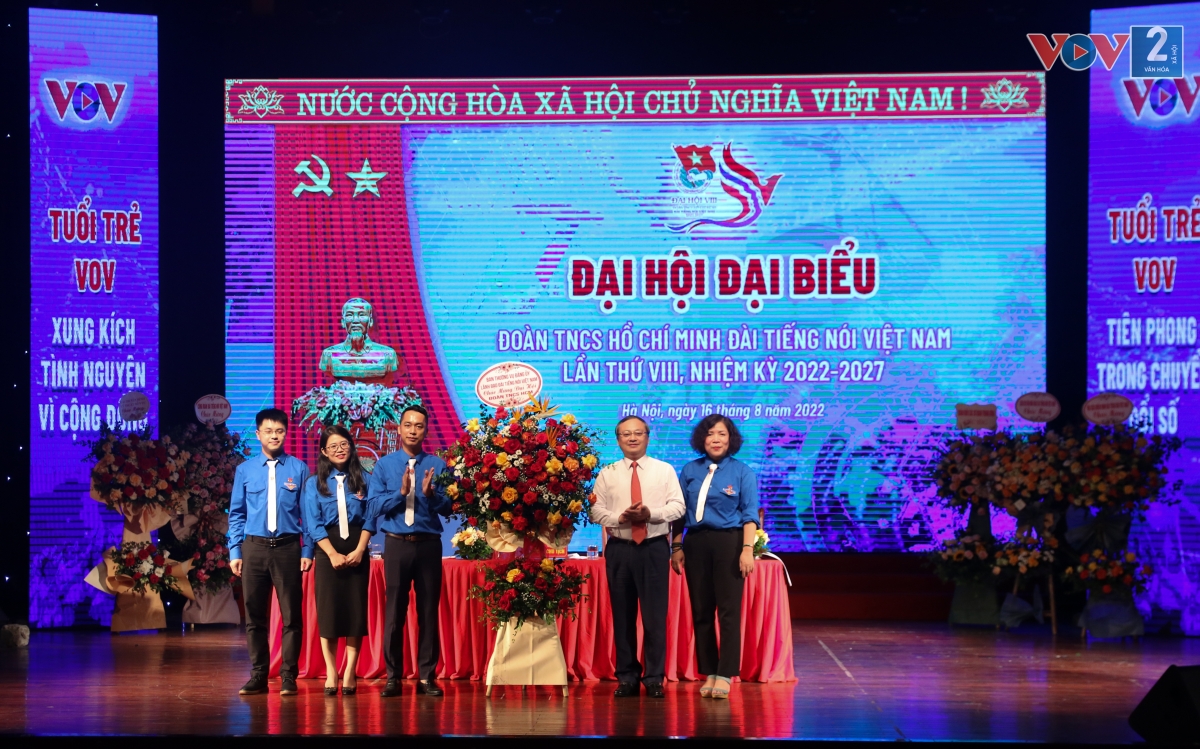 Đồng chí Đỗ Tiến Sỹ tặng hoa chúc mừng Đại hội Đại biểu Đoàn TNCS Hồ Chí Minh Đài Tiếng nói Việt Nam (VOV) lần thứ VIII, nhiệm kỳ 2022-2027.