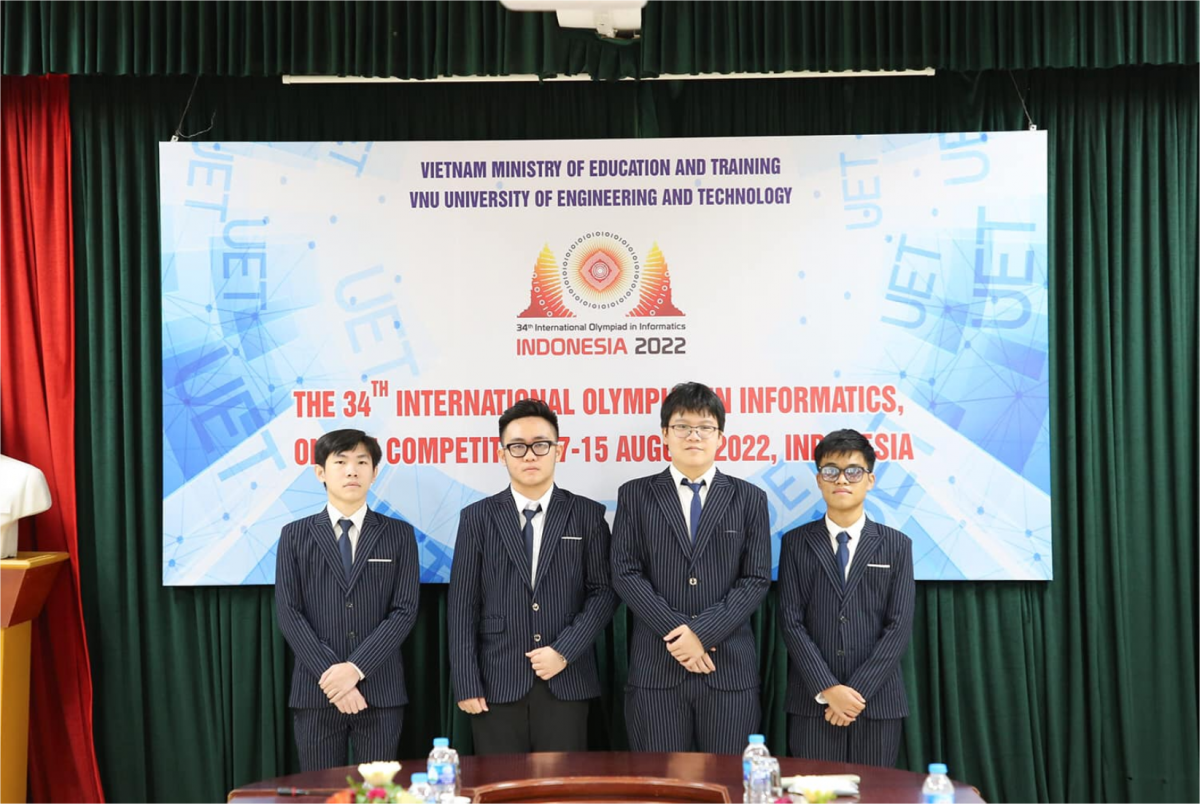 4 em đội tuyển IOI 2022 (từ trái sang): Em Lê Hữu Nghĩa; Em Trương Văn Quốc Bảo; Em Dương Minh Khôi; Trần Xuân Bách