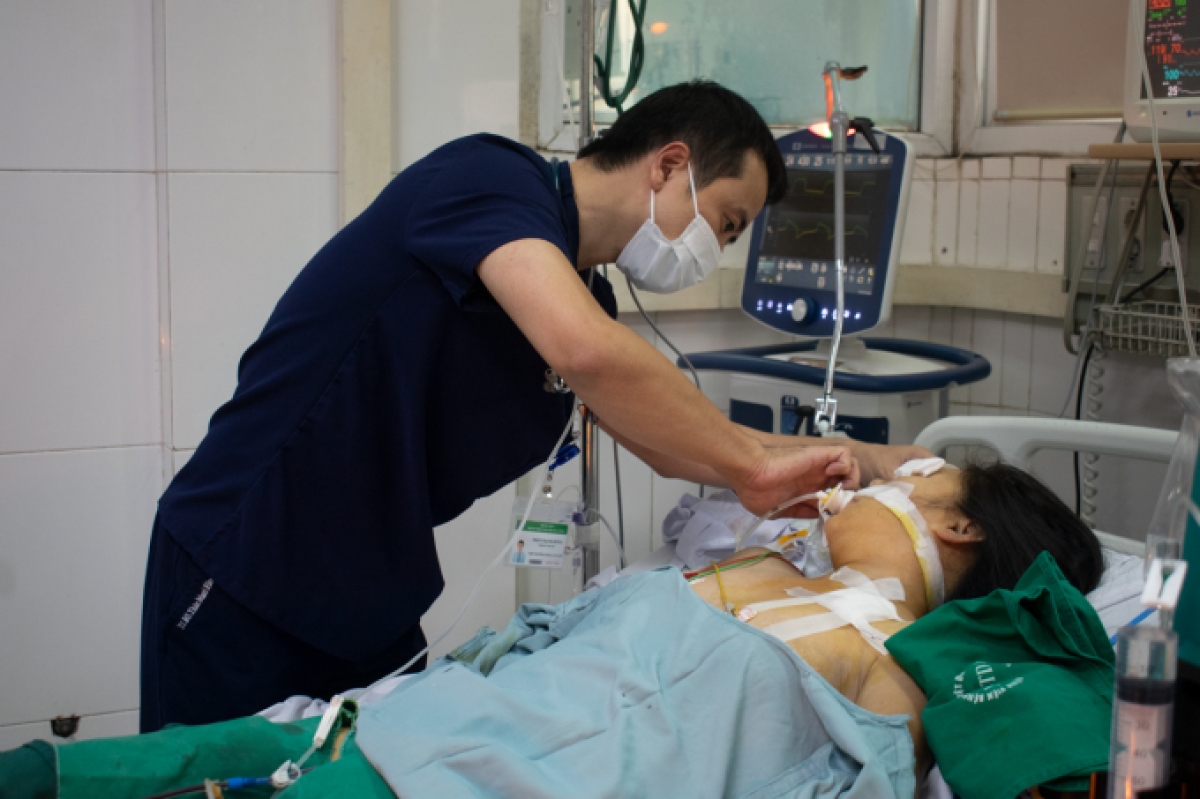 Khám cho bệnh nhân sốt xuất huyết nặng tại Bệnh viện Bệnh nhiệt đới Trung ương