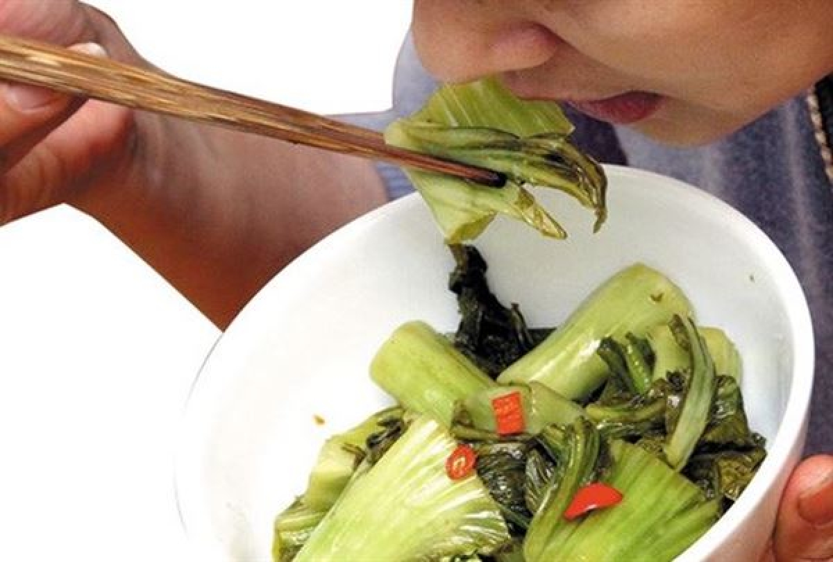 Không nên ăn dưa cà muối khi còn xanh