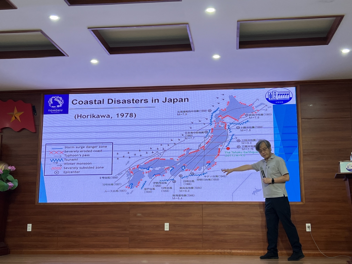 GS Hitoshi Tanaka trong bài giảng đại chúng tại trường ĐH Thủy Lợi ( 8/2022 )