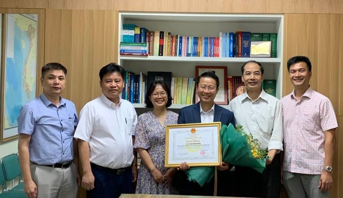 GS Phan Mạnh Hưởng nhận Bằng khen của Bộ trưởng Bộ KHCN Việt Nam (7/2022)