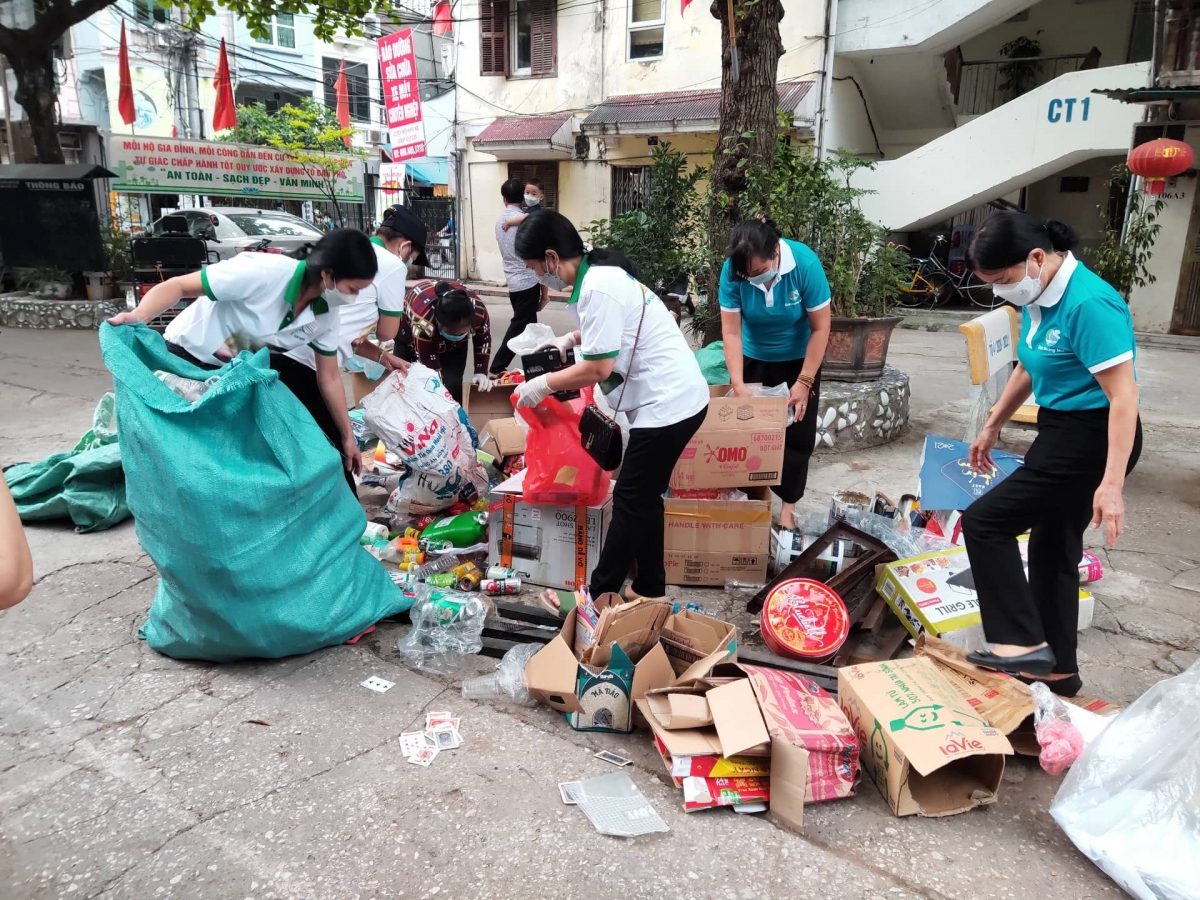 Hội phụ nữ phường Tân Mai, quận Hoàng Mai, thành phố Hà Nội thu gom và phân loại rác.