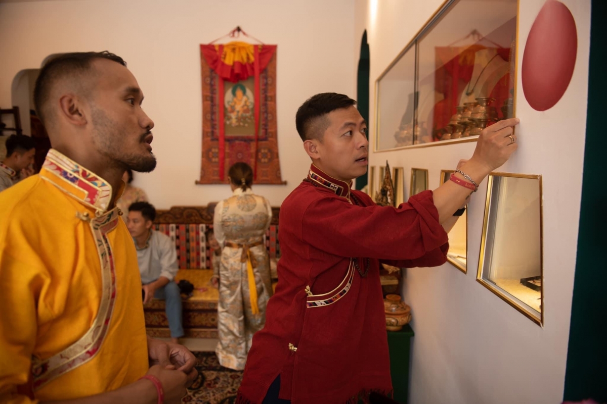 Anh Nguyễn Mạnh Duy tại không gian Ngôi nhà Văn hóa Tây Tạng mà anh thành lập
