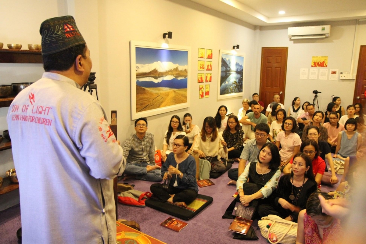 Anh Mạnh Duy cũng mời các chuyên gia tử Tây Tạng sang để chia sẻ với mọi người về văn hóa và các phương pháp trị liệu, chữa lành