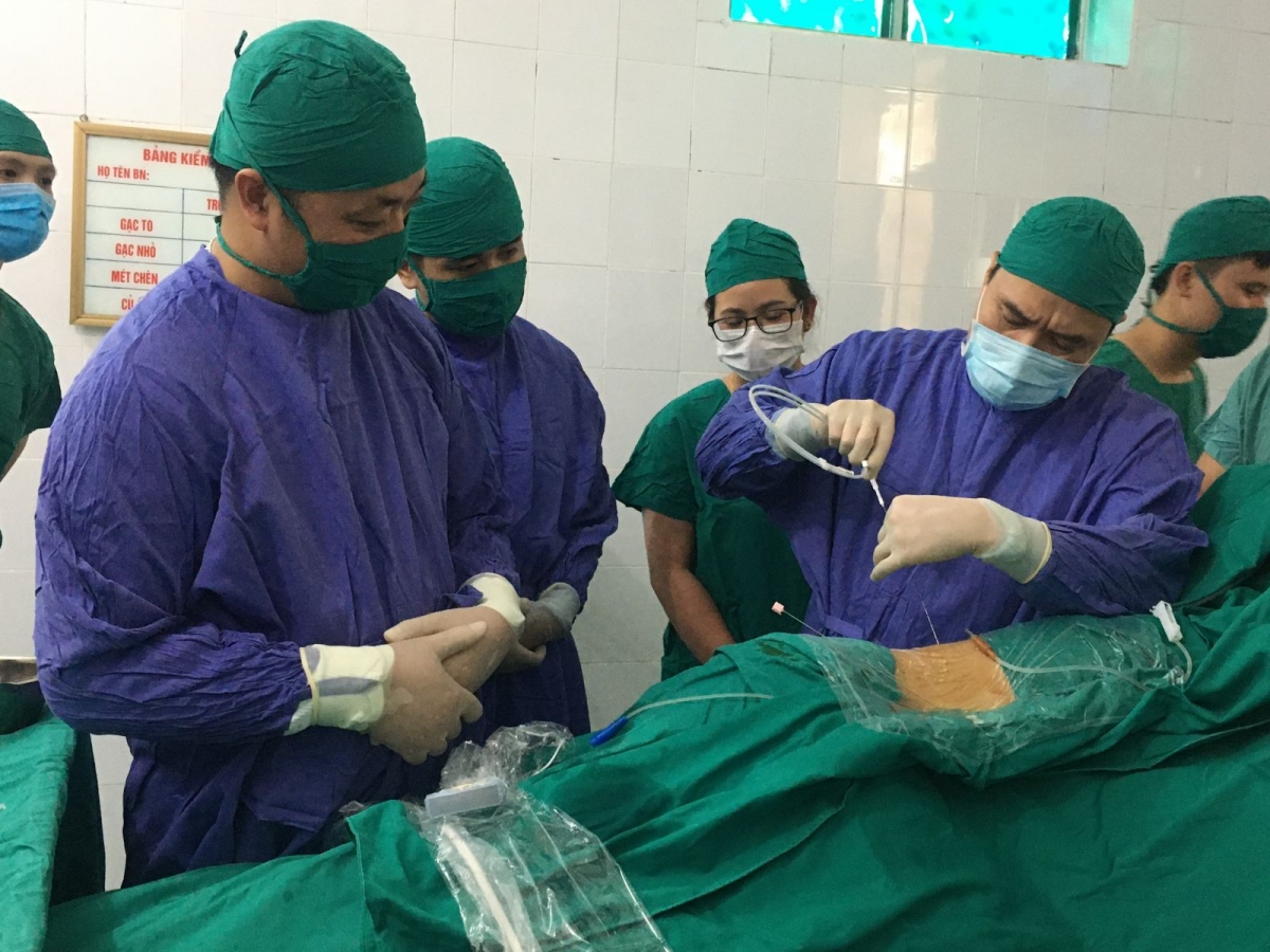 Bác sĩ BV Đa khoa Vị Xuyên tiếp nhận chuyển giao kỹ thuật
“tán sỏi thận qua da bằng đường hầm” nhỏ từ Bệnh viện Hữu nghị Việt Đức