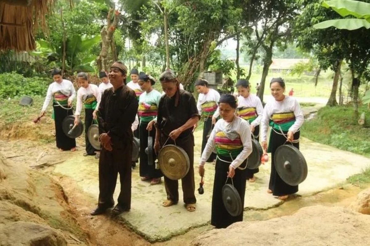 Hình ảnh hát "Sắc bùa" của người Mường tại huyện Ngọc Lặc, Thanh Hóa