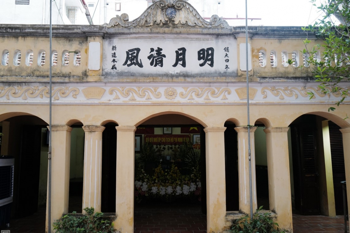 Ngôi nhà được xây dựng năm 1931, với 5 gian bằng gạch, lợp ngói. Phía trước nhà có bốn chữ Hán "Minh nguyệt thanh phong" (trăng thanh gió mát). 