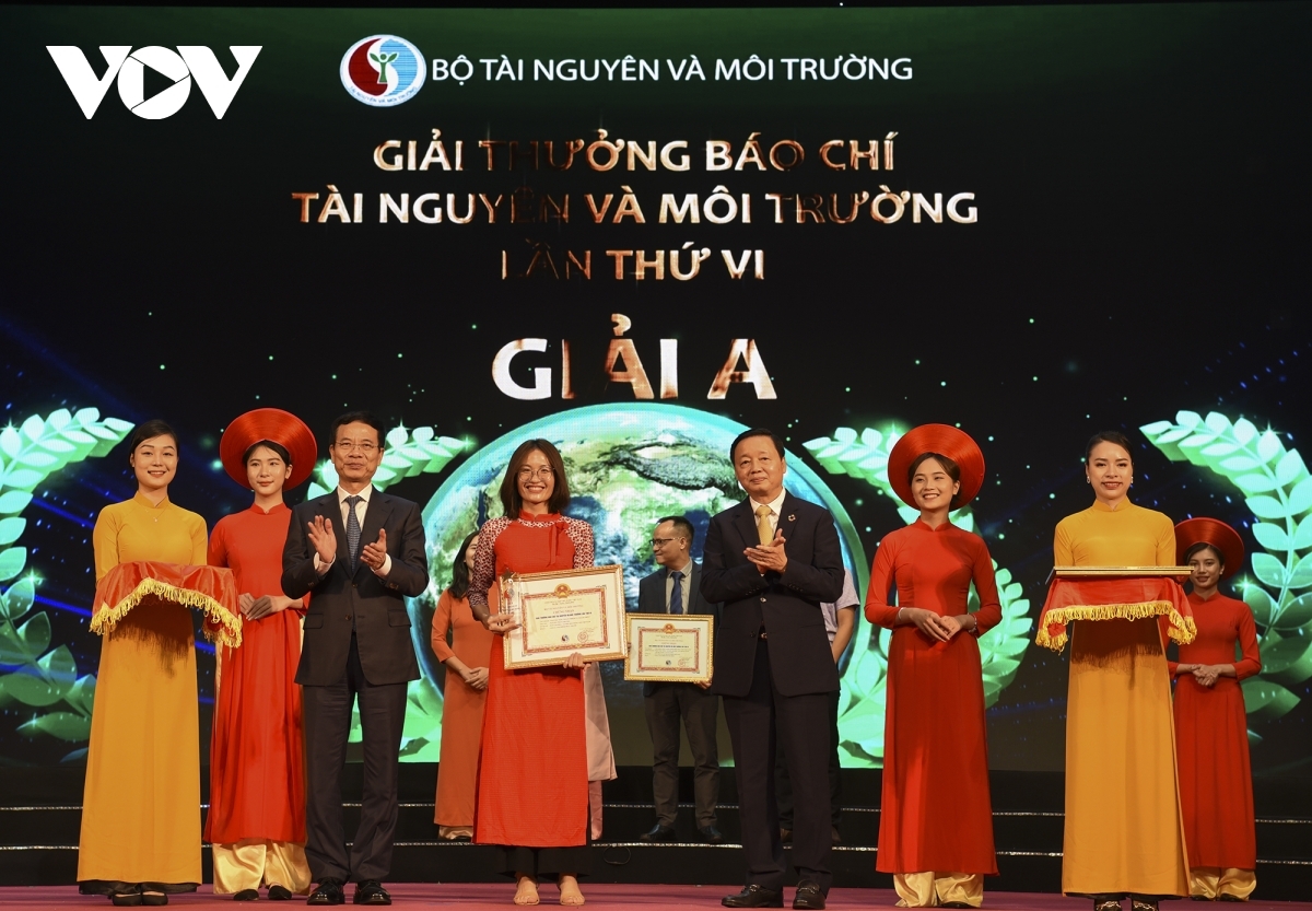 Tác giả Nguyễn Trần Anh Thu - Ban Ban Văn hóa - Xã hội (VOV2), Đài Tiếng nói Việt Nam đã đoạt giải A – Giải Báo chí về tài nguyên và môi trường lần thứ 6 với loạt bài “EPR: Trách nhiệm và thách thức”.