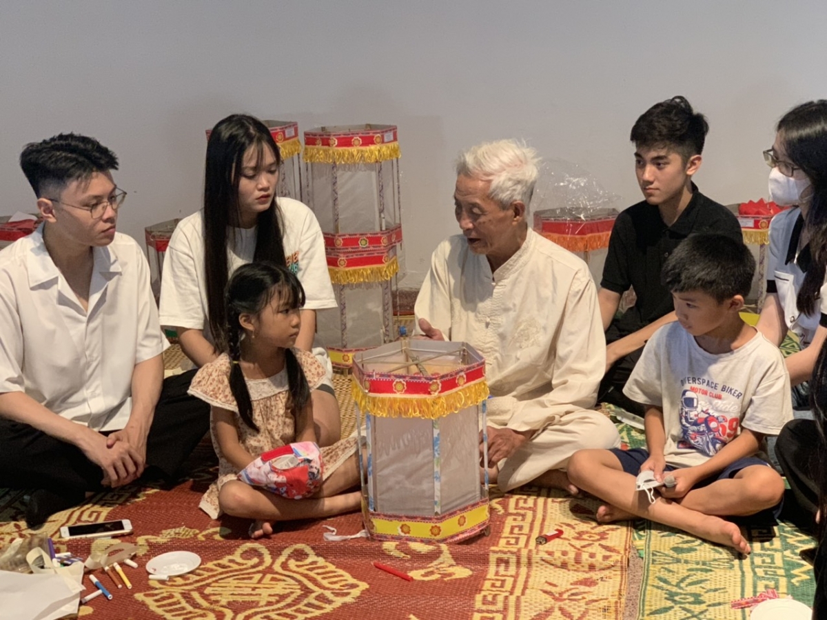 Nghệ nhân Nguyễn Văn Quyền hướng dẫn các bạn nhỏ làm đèn kéo quân