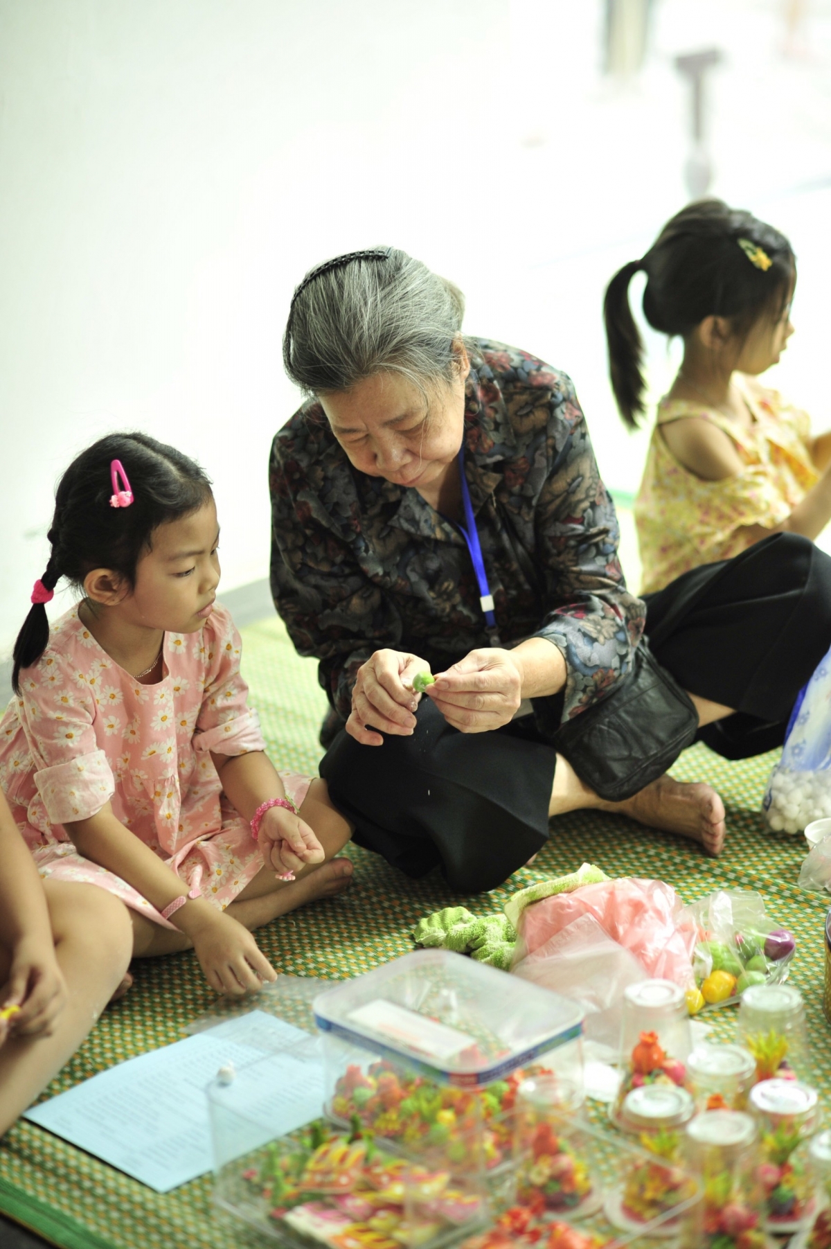 Nghệ nhân Phạm Nguyệt Ánh hướng dẫn các em nhỏ làm đồ chơi bằng bột