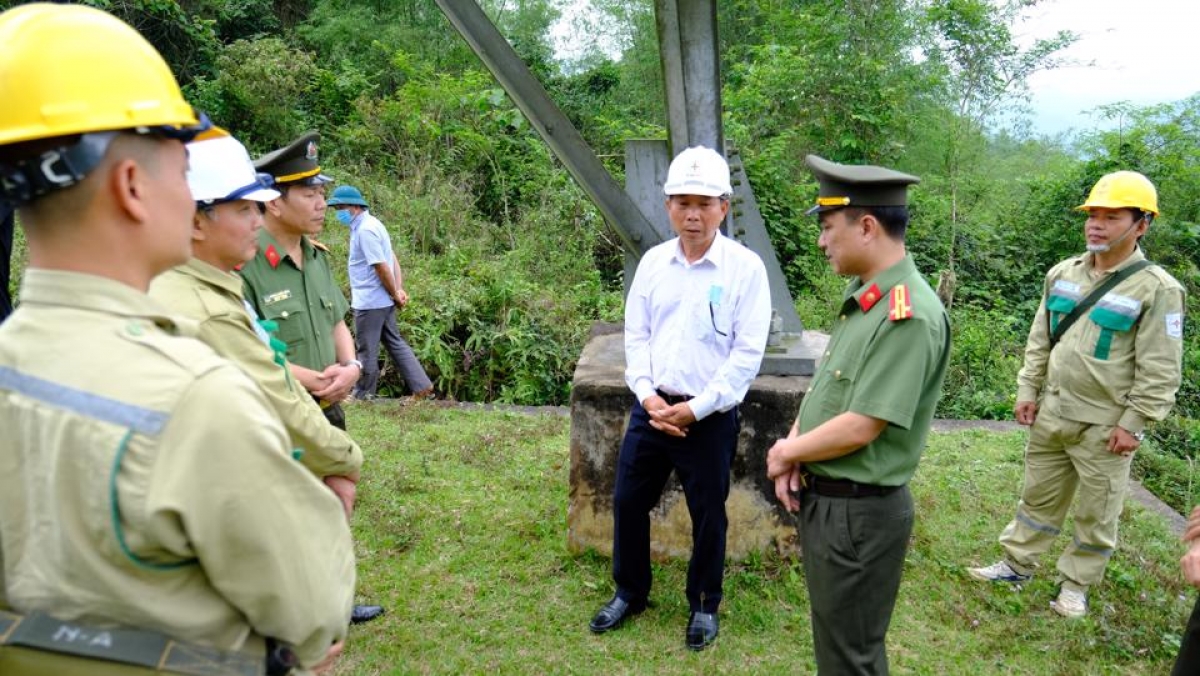 Ông Phan Đông Minh (áo trắng) - Phó Giám đốc Truyền tải điện Hòa Bình trao đổi với lực lượng liên ngành để đảm bảo hành lang an toàn lưới điện