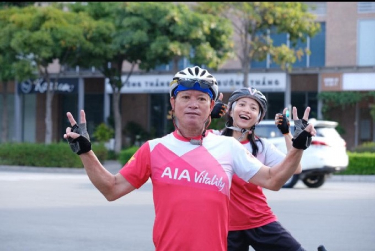 Ông Trần Công Minh ở độ tuổi 70 vẫn tập luyện, đạp xe để duy trì sức khoẻ. Ảnh: NVCC