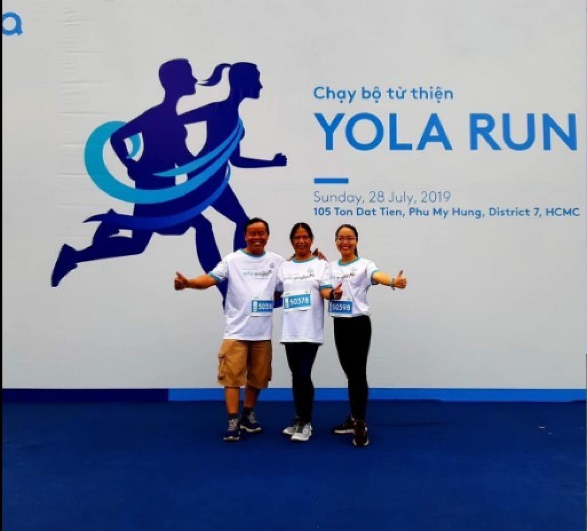 Chị Hương Lan đồng hành cùng bố mẹ tại giải chạy từ thiện Yola Run vào năm 2019. Ảnh: NVCC