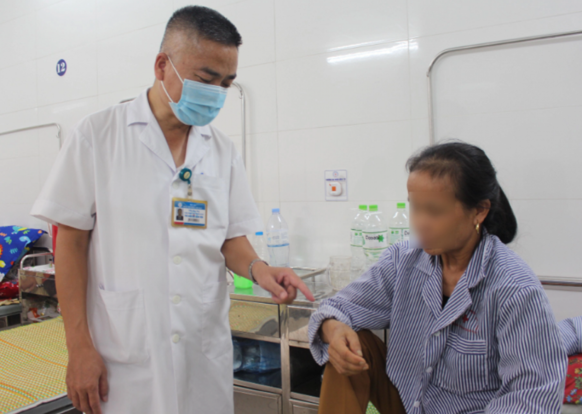 TS.BS Trần Huy Thọ thăm khám cho bệnh nhân