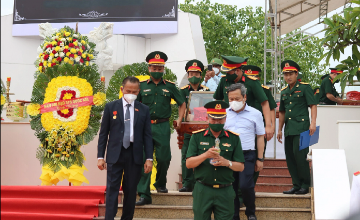 Hài cốt liệt sĩ quân tình nguyện và chuyên gia Việt Nam hy sinh tại chiến trường Lào được quy tập, đưa về an táng tại Nghĩa trang Liệt sĩ Ba Dốc, tỉnh Quảng Bình.