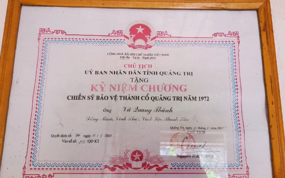 Ông Thành vinh dự được Chủ tịch UBND tỉnh Quảng Trị tặng kỷ niệm chương "Chiến sỹ bảo vệ thành cổ Quảng Trị năm 1972".