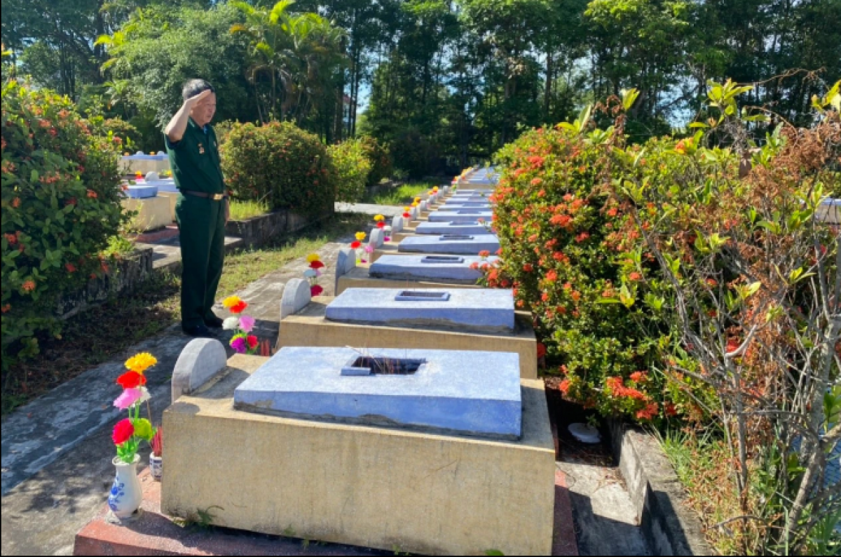 Cựu chiến binh Vũ Quang Thành viếng đồng đội Trung đội Mai Quốc Ca tại Nghĩa trang liệt sĩ tại huyện Triệu Phong, thị xã Quảng Trị