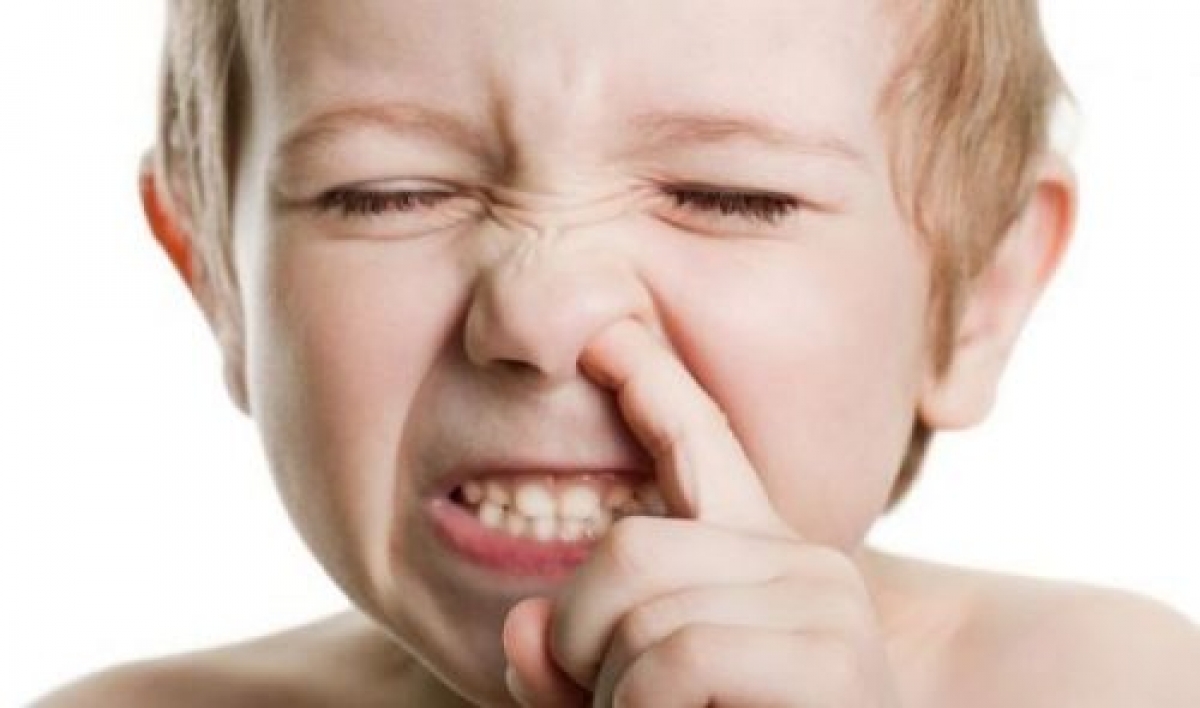 Khi trẻ bị tắc mũi mà vẫn cố tình xì mũi cũng là nguyên nhân gây ra viêm tai giữa