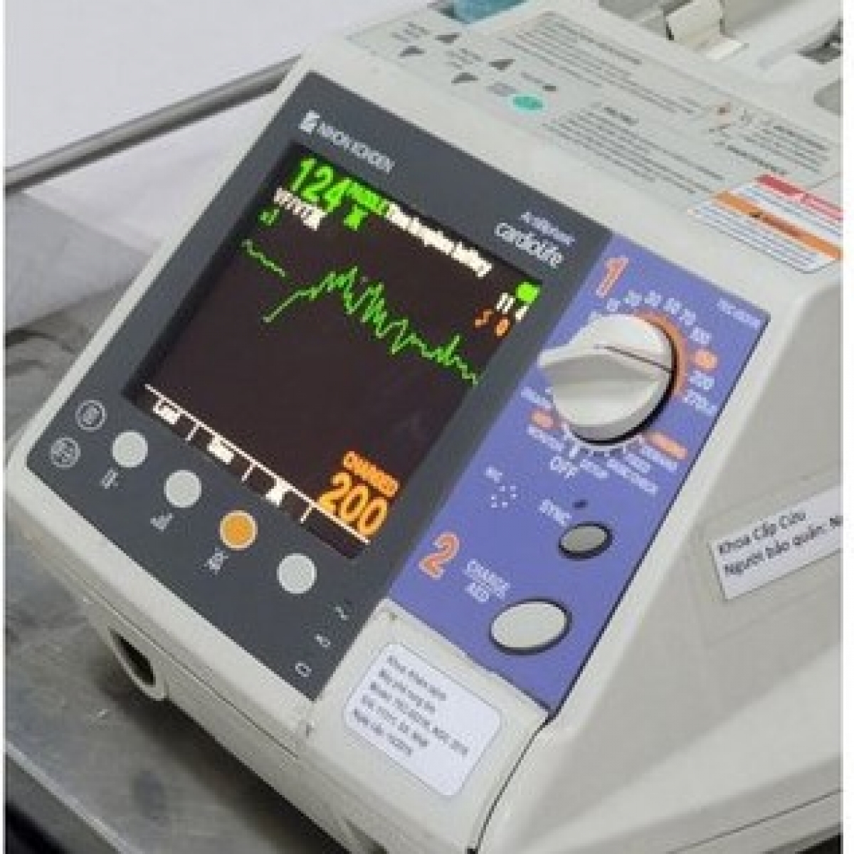 Bác sĩ khoa Cấp cứu, Bệnh viện Bệnh Nhiệt đới TP.HCM sốc điện đồng bộ lần 2 cho bệnh nhân P.T.D.M. Ảnh: BVCC