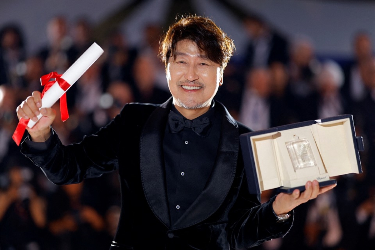 Đạo diễn Park Chan Wook và nam diễn viên Song Kang Ho thắng 2 giải thưởng lớn tại Liên hoan phim Cannes lần thứ 75