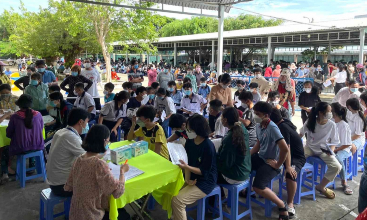 Một điểm tiêm vaccine phòng Covid-19 tại trường học của huyện Bình Chánh. Ảnh: Sở Y tế TP.HCM