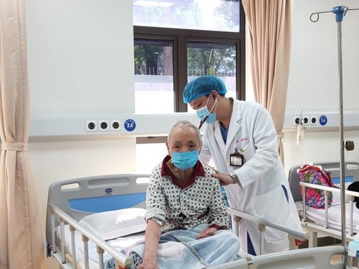 ThS. BS. Nguyễn Đặng Khiêm thăm khám cho bệnh nhân tại khoa Cấp cứu, Bệnh viện Hữu Nghị. Ảnh: Minh Thúy
