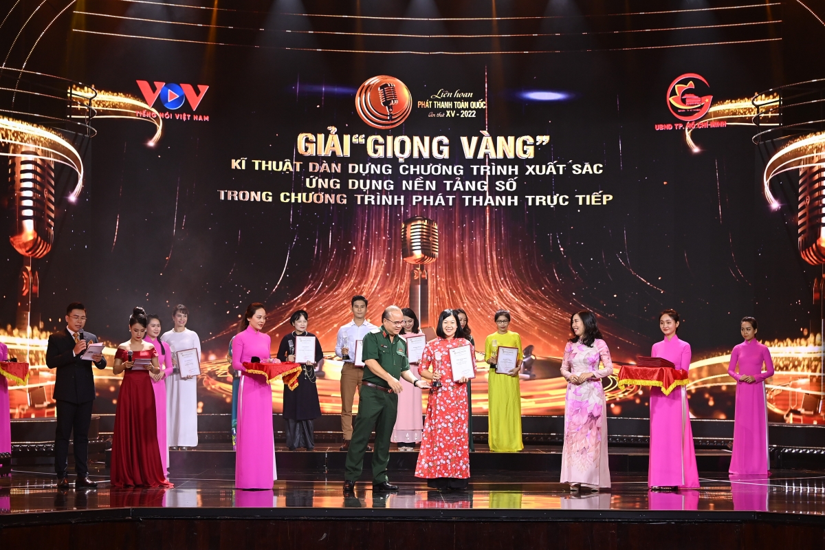 Phóng viên Nguyễn Thị Thanh Hương (Ban Văn hóa - Xã hội) nhận giải  Giải "Giọng vàng" 