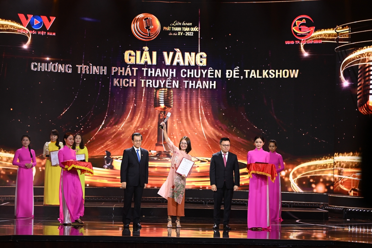 Phóng viên Nguyễn Trần Anh Thu (VOV2) nhận giải Vàng thể loại chương trình Chuyên đề với tác phẩm "Covid-19 và những "vị thần Atlas"
