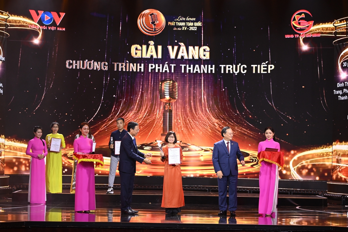 Tác giả Đinh Thu Trang đại diện ê-kip nhận giải Vàng chương trình phát thanh trực tiếp với tác phẩm "Mắc kẹt"