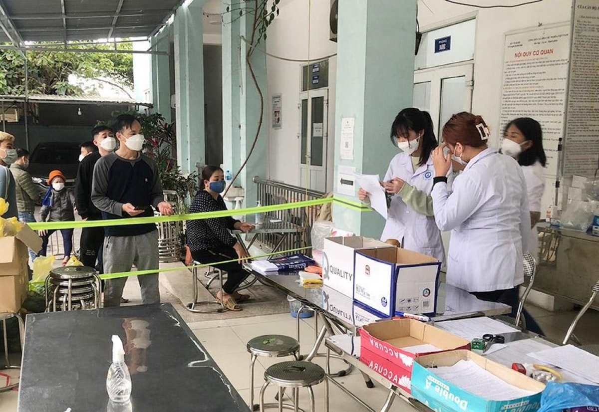 Cán bộ, nhân viên y tế phường Yên Sở, quận Hoàng Mai, Hà Nội căng mình phòng chống dịch Covid-19 giai đoạn cao điểm cuối tháng 2 đầu tháng 3/2022.
