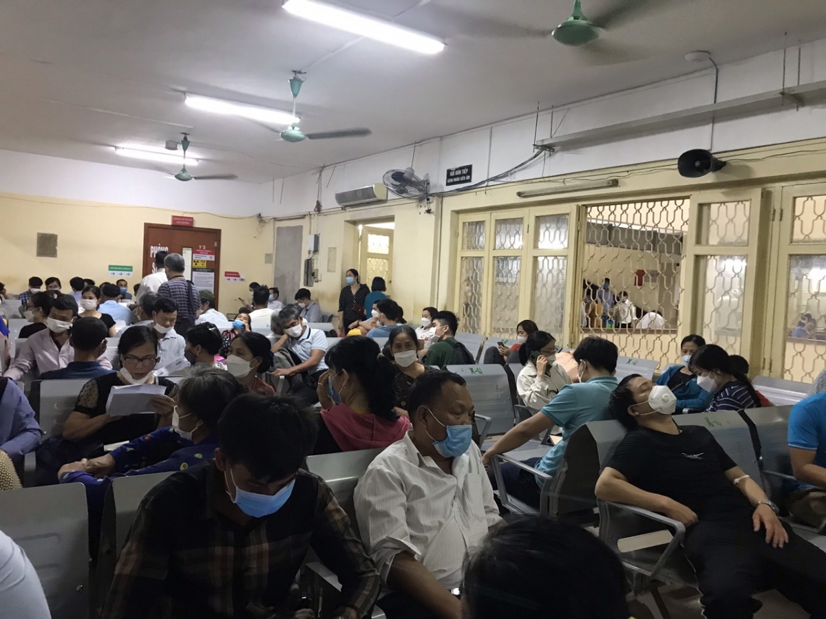 Cảnh đông đúc tại khoa Khám bệnh - BV Bạch Mai