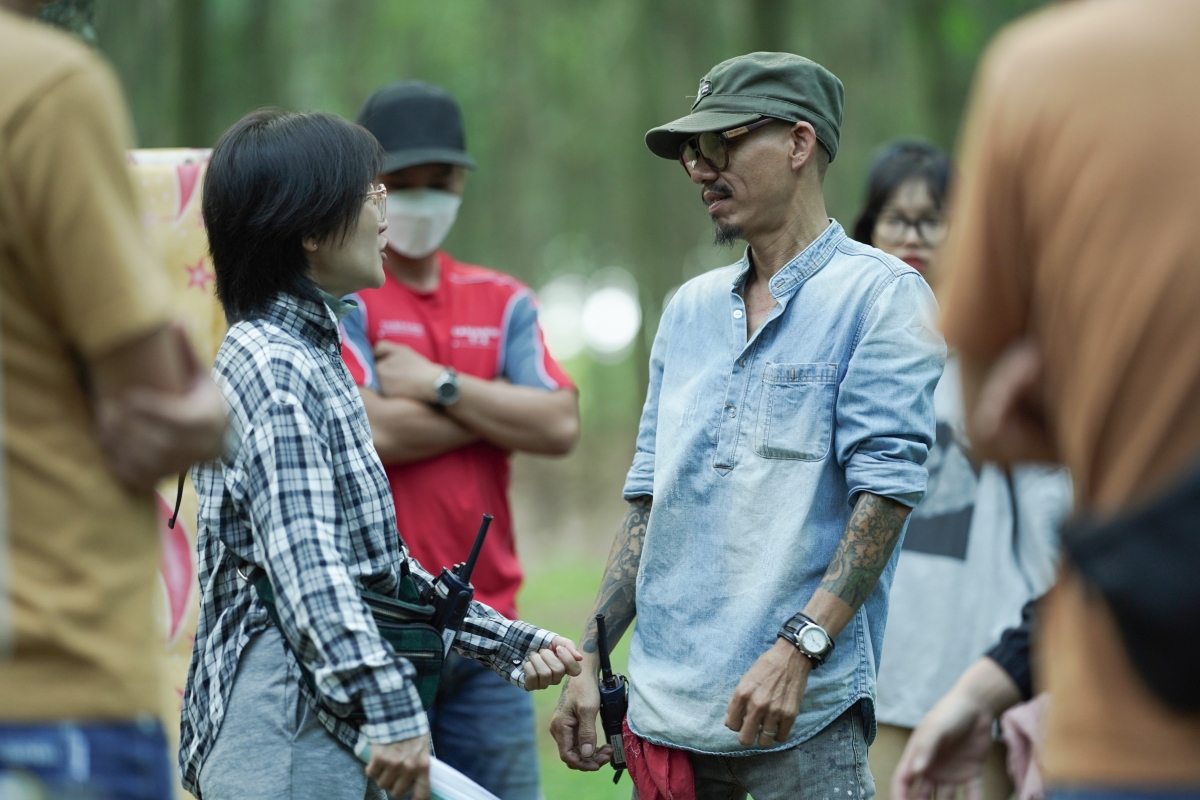 Đạo diễn Hằng Trịnh và ekip sản xuất trên trường quay phim Mười: Lời nguyền trở lại