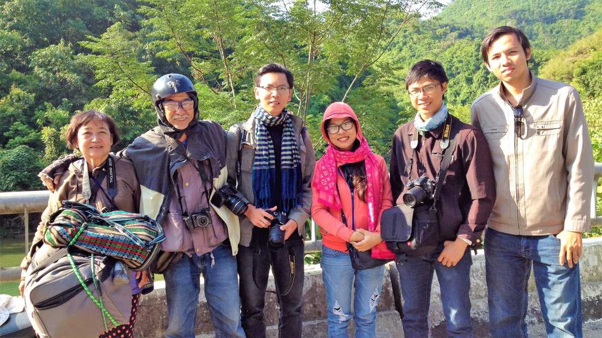 Cặp đôi U80 cùng các bạn trẻ trong hành trình xuyên Việt