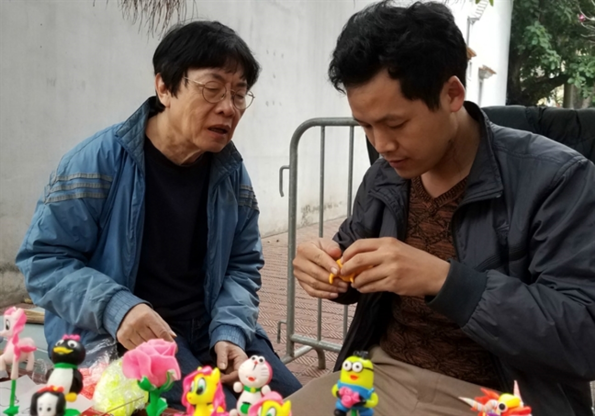 Nghệ nhân Trịnh Bách và nghệ nhân Đặng Văn Hậu với niềm đam mê chung: Khôi phục con giống bột