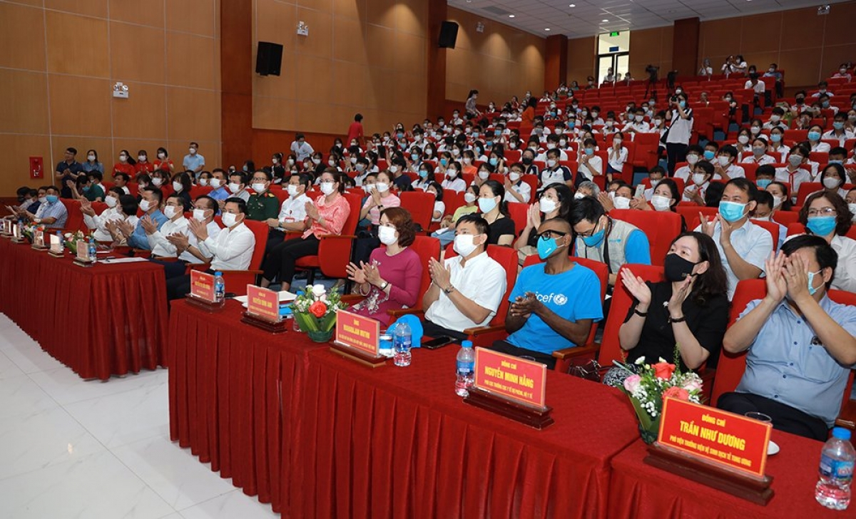 Các đại biểu và các em học sinh tham gia buổi lễ phát động chiến dịch tiêm vaccine phòng Covid-19