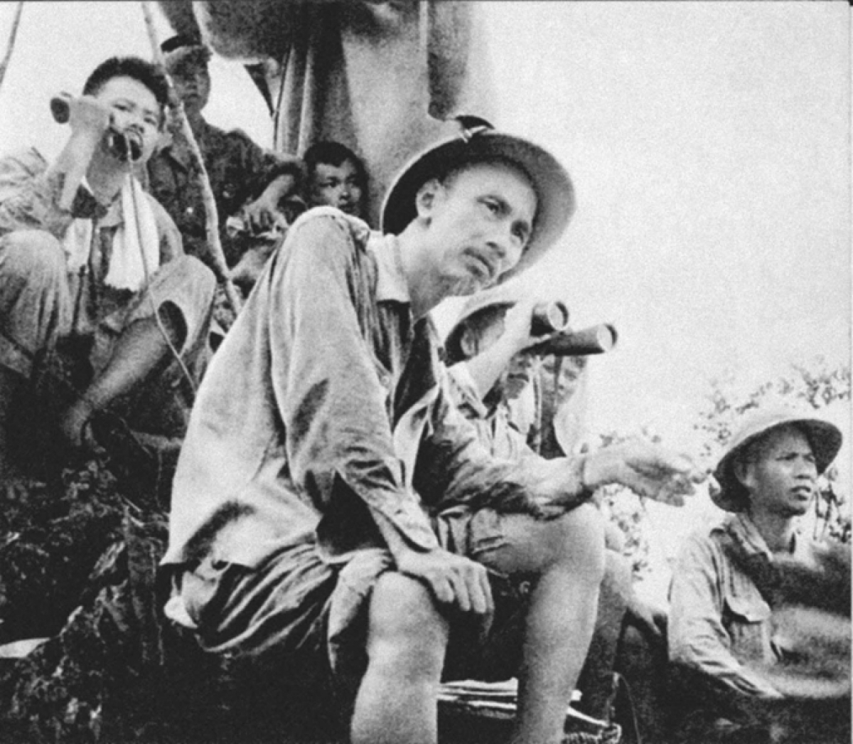 Chủ tịch Hồ Chí Minh quan sát trận đánh mở màn ở Đông Khê trong Chiến dịch Biên giới (1950)