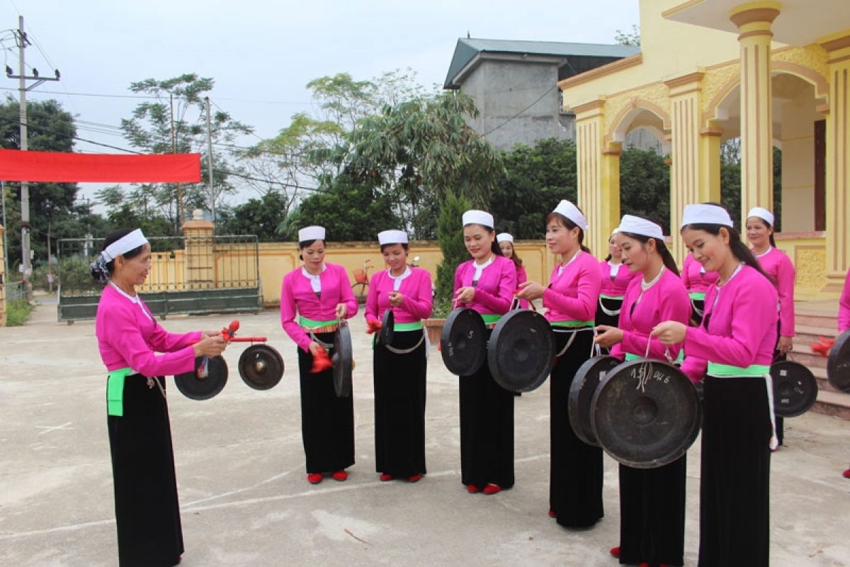 Nghệ nhân Nguyễn Thị Sinh, xóm Dụ 6, xã Mông Hóa (Kỳ Sơn) cùng đội văn nghệ tập luyện đánh chiêng chuẩn bị cho các buổi biểu diễn mừng Đảng, mừng xuân