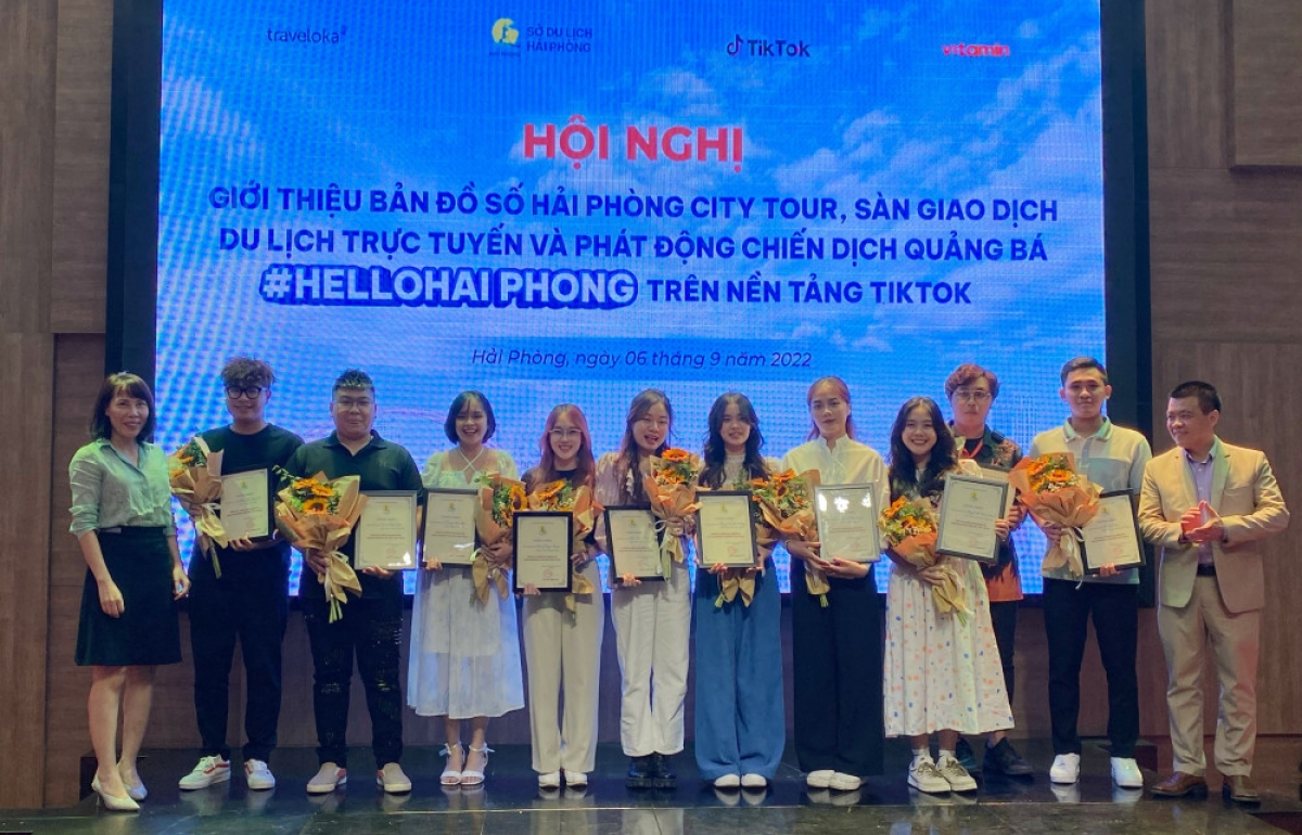Lãnh đạo Sở Du lịch Hải Phòng và Đại diện TikTok Việt Nam trao Giấy chứng nhận cho các KOL tham gia chiến dịch. Ảnh: BTC