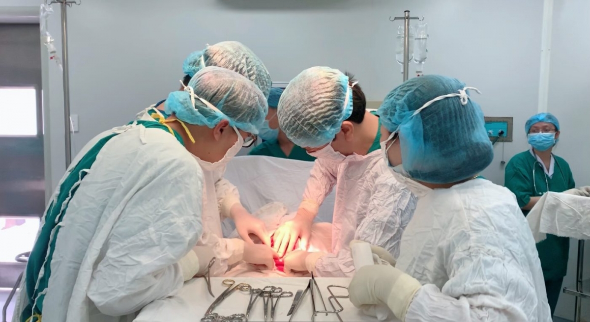 Các bác sĩ BV Sản Nhi Bắc Giang phẫu thuật để cầm máu và bảo tồn tử cung cho sản phụ Yến