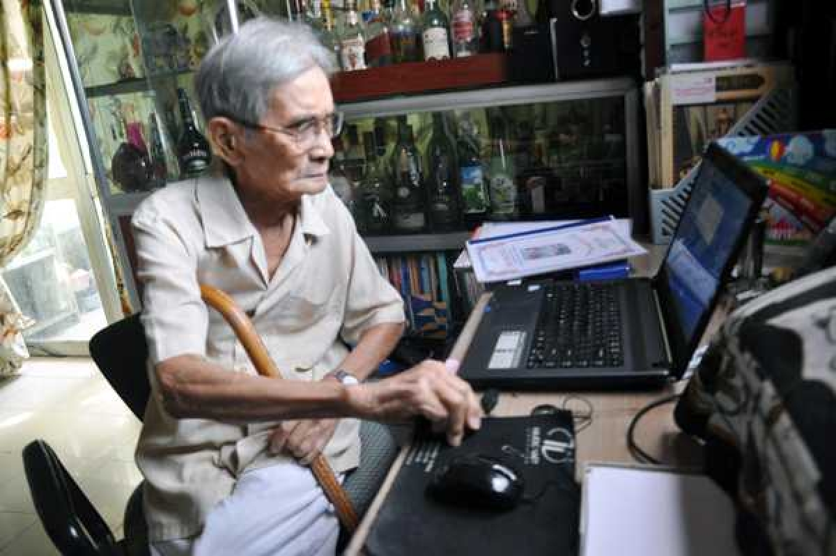 Tuổi cao nhưng ông Nguyễn Xuân Ra vẫn cập nhật thông tin qua internet