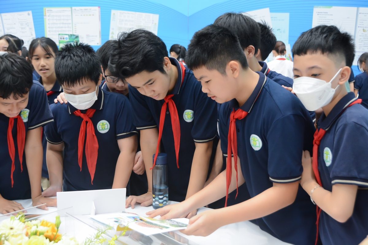 Học sinh tham quan các gian trưng bày sách giáo khoa giáo dục phổ thông Việt Nam và của các nước